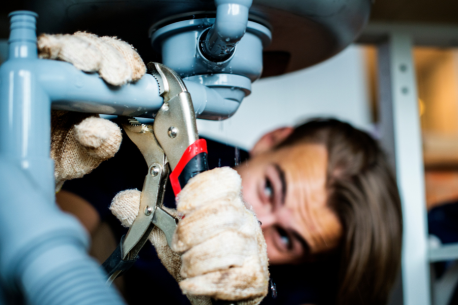 pastikan pipa pembuangan terpasang dengan benar